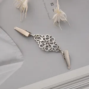 Vintage zilveren legering sjaal trui clip decoratieve holle cardigan kraag bevestiging.
