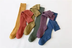 Detailansicht der dicken, plüschigen Wintersocken, warme Baumwoll-Wadensocken in bunten Farben.