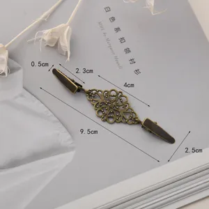 Vintage holle legering sjaal clip vest sluiting retro cape sluiting detail weergave.