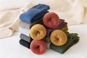 Detailansicht dicker, kuscheliger und gefütterter Winter-Warmstrümpfe in vielen bunten Farben.