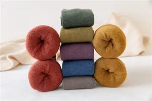 Gemütliche dicke Plüsch Frotteesocken Detailansicht, weich warm gefüttert, bunte gerollte Set