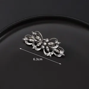 Vintage silver rhinestone scarf clip and collar dress accessory measuring approx 6.3cm