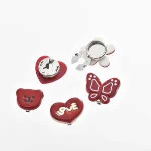 Süsse weinrote Cartoon Bär Herz Schmetterling Blume dekorative Knöpfe Kleidung Accessoires Set