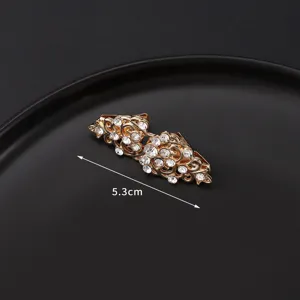 Élégante broche pince à foulard en strass doré épingle de col 5.3cm vue détail