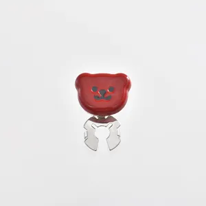 Weinroter süßer Bär dekorativer Knopf Manschettenknöpfe mit Metallclip, Detailaufnahme.