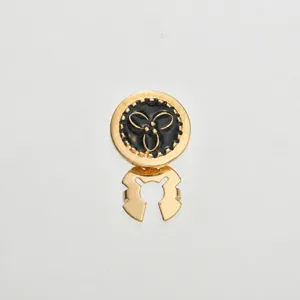 Primer plano detalle de un botón de gemelo de camisa retro dorado y negro, 1,7 cm.