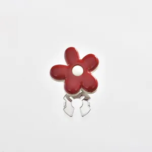 Dunkelrote Emaille Blumen Kleidung Knopf Zubehoer mit weisser Perle und Metall Clip Basis.