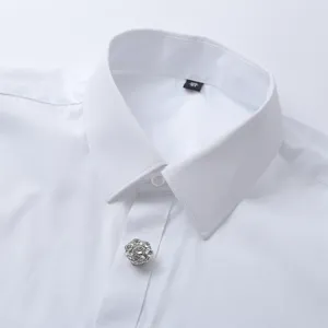 Camisa blanca clásica con cuello y detalle de botón decorativo de diamantes de imitación.