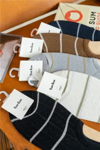 Herren Sommer Baumwolle niedrige Bootssocken Detailansicht, bequeme atmungsaktive gestreifte Socken.