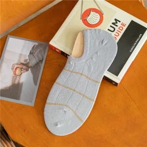 Herren Sommer einfarbige unsichtbare Bootssocken mit gelben Streifen und Kartonstütze.