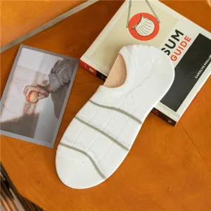 Herren unsichtbare Bootssocken weiss gestreift atmungsaktive Baumwolle im Detail.