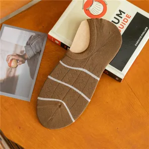 Nahaufnahme brauner unsichtbarer Herren-Sneakersocken mit stilvollem Streifendesign für den Sommer.