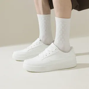 Chaussettes mi-hautes élégantes pour hommes à motif losanges avec baskets blanches classiques