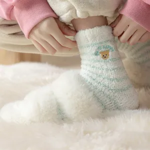 Λεπτομέρεια κάλτσες ύπνου από κοραλί fleece, ζεστά χειμωνιάτικα καλτσάκια με κέντημα αρκούδας.