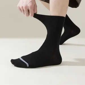 Chaussettes mi-mollet noires pour hommes au design rayé minimaliste, confortables et élastiques.