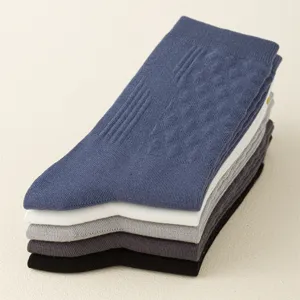 Vue détaillée de chaussettes pour hommes pliées proprement, design tricoté classique et élégant.