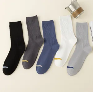 Chaussettes mi-hautes pour hommes avec motif losanges classique et tissu tricot doux souple.