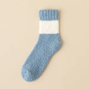 Detailansicht dicker, flauschiger Korallenfleece-Schlafsocken mit blau-weißem Streifenmuster.