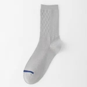 Chaussettes mi-hautes grises pour hommes à motif losanges et bande bleue, style professionnel épuré.