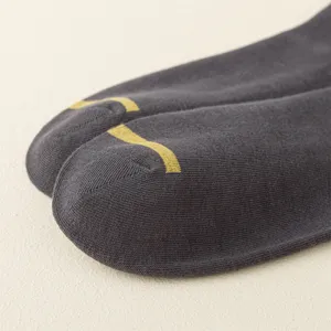 Chaussettes homme anti-boulochage détail gris foncé style minimaliste confortable élégant.