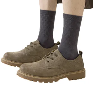 Chaussettes mi-hautes homme style décontracté avec motif losanges classique pour bureau.