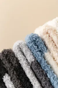 Nahaufnahme der weichen flauschigen Korallenfleece Wintersocken in verschiedenen gemütlichen Farben.