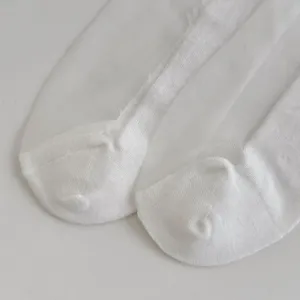 Chaussettes fines transparentes blanches, detail fond en coton, ideales pour l'ete cool.