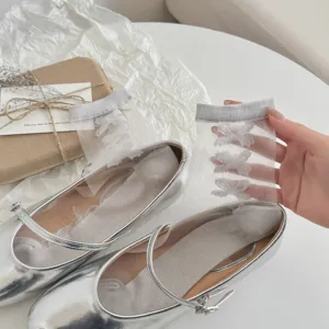 Chaussettes femme en dentelle transparente avec nœud, chaussures Mary Jane argentées.