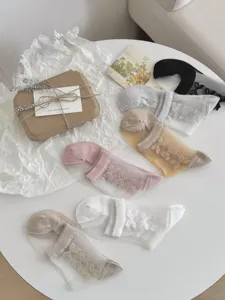 Chaussettes d'été transparentes pour femmes avec nœud en dentelle, semelle coton respirante.