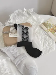 Chaussettes mi-mollet en tulle transparent avec jolis nœuds noirs et semelle en coton été.