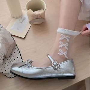 Chaussettes transparentes fines d'été pour femmes avec chaussures Mary Jane argentées.
