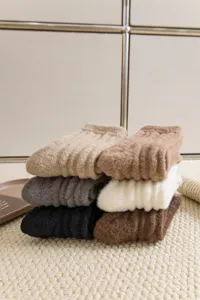 Detailaufnahme von dicken, plüschigen, flauschigen Wintersocken ordentlich gestapelt.