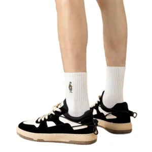 Chaussettes montantes en coton brodé pour hommes, chaussettes de sport décontractées et confortables.