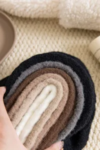 Nahaufnahme von dicken Fleece Thermosocken in neutralen Farben weich kuschelig warm.