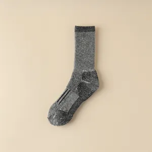 Primer plano de calcetín de senderismo de lana térmica gruesa con tejido gris jaspeado.