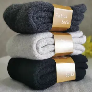 Vue detaillee de chaussettes epaisses d'hiver pour hommes en coton bouclette bien chaudes.