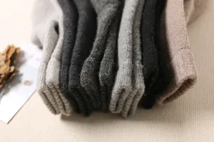 Primo piano di calze termiche in lana spessa di vari colori con morbida trama a maglia.