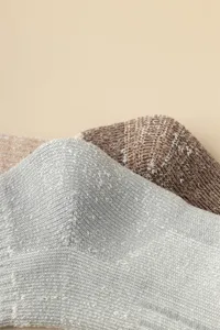 Detalle de calcetines de lana gruesa de punto, primer plano senderismo exterior invierno cálido.