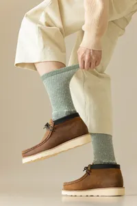 Primer plano detallado de calcetines largos de lana gruesa para hombres con zapatos.