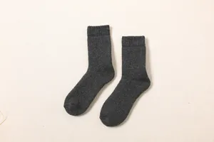 Calze termiche in lana spessa grigio scuro per uomo e donna, ideali per le fredde giornate invernali.