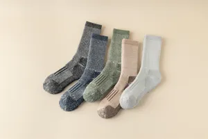 Detalle de calcetines de senderismo de lana gruesos, calcetines térmicos de invierno.