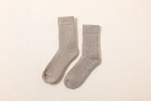 Primo piano dettagliato di calze termiche in lana spessa kaki, con comodo polsino a coste.