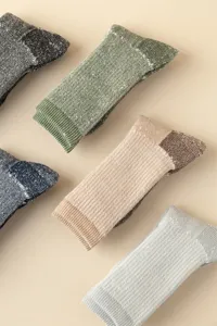 Detalle en primer plano de calcetines de lana gruesa para senderismo, textura suave y cálidos.