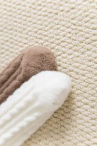 Nahaufnahme der dicken Pluesch-Fleece-Wintersocken-Textur, weiches warmes Stoff-Detail