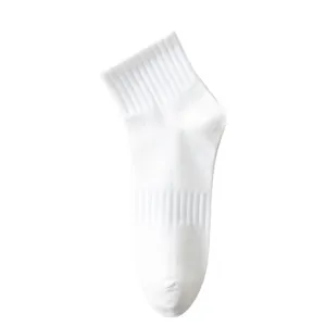 Pure white cotton men's short crew socks summer breathable athletic socks comfortable wear.