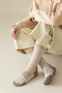 Calcetines de lana térmica para senderismo de hombre, puños de canalé y talón marrón.