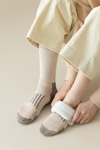 Detalle de calcetines de senderismo de lana térmica gruesa, forro polar suave alta.
