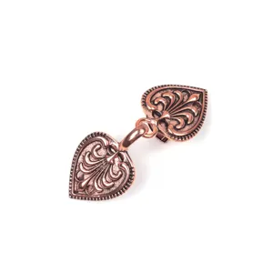 Fermoir de cape en cuivre antique clip cardigan rétro attache col accessoire vêtement détail shot
