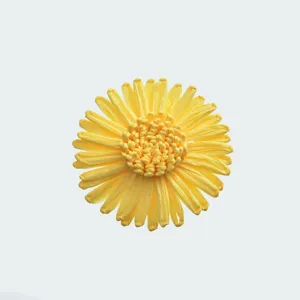 Dettaglio ravvicinato della vivace manchetta di fiori gialli e della chic fibbia per sciarpa.
