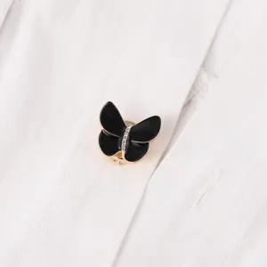 Détail de manchette de chemise papillon noir exquis, design élégant en strass.